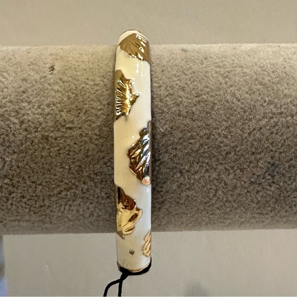 NWT Sequin by Nordstrom Clamper Bangle Bracelet white enamel, gold tone seashell - Picture 5 of 13
